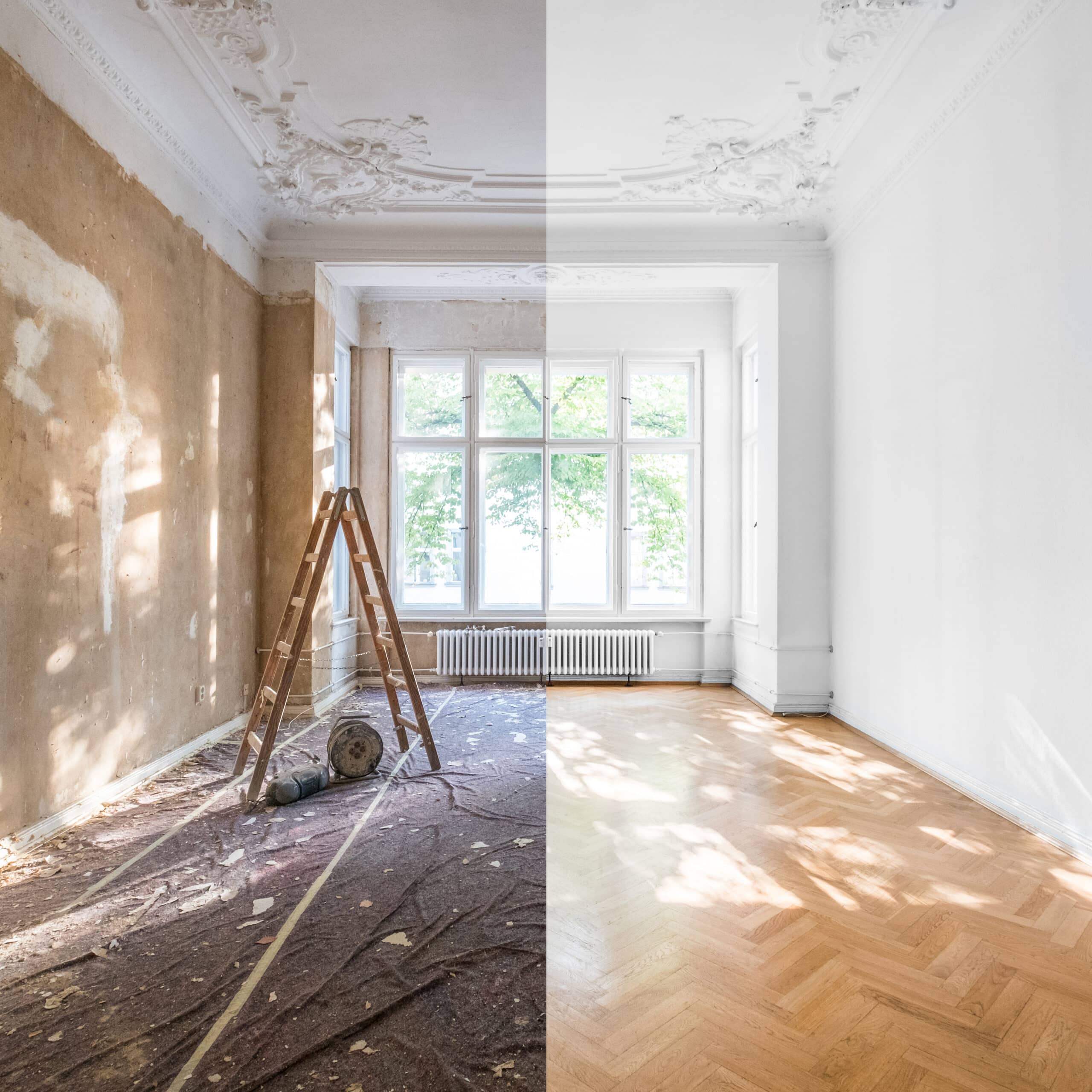 Rénovation d'une pièce ancienne : comparaison avant/après, murs bruts et sol bâché face à murs blancs et parquet en chevron clair.